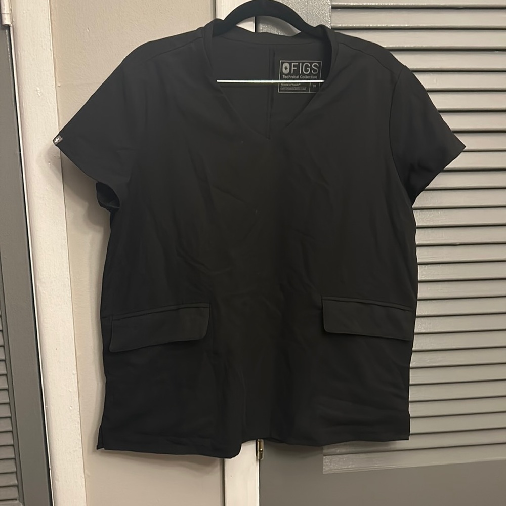Figs Dolores flap pocket scrub top • black • size M